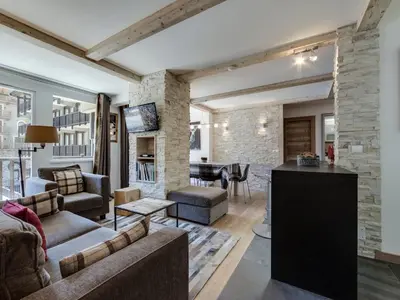 Télévision ou salle de divertissement dans l'établissement Appartement rénové au pied des pistes avec parking à Val d'Isère - FR-1-862-38