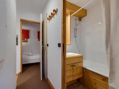 Salle de bains dans l'établissement Duplex Confortable Ski aux Pieds avec Parking - FR-1-862-55