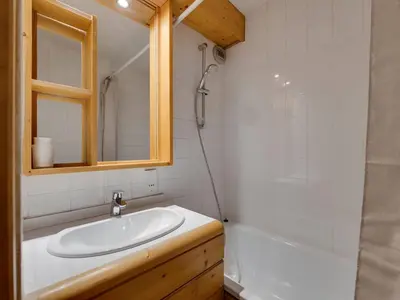 Salle de bains dans l'établissement Duplex Confortable Ski aux Pieds avec Parking - FR-1-862-55