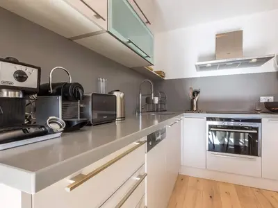 Cuisine ou kitchenette dans l'établissement Appartement rénové ski aux pieds balcon à Val-d'Isère - FR-1-862-44