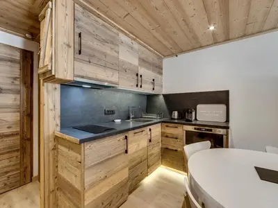 Cuisine ou kitchenette dans l'établissement Appartement rénové, Ski aux pieds, Parking couvert - FR-1-862-56