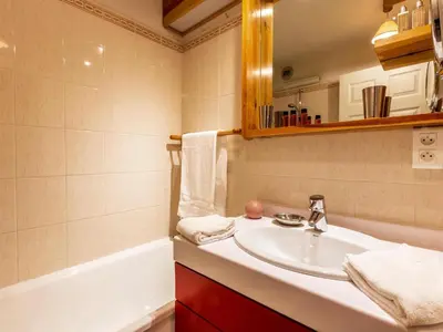 Salle de bains dans l'établissement Appartement skis aux pieds avec parking couvert, 4 pers. - FR-1-862-66