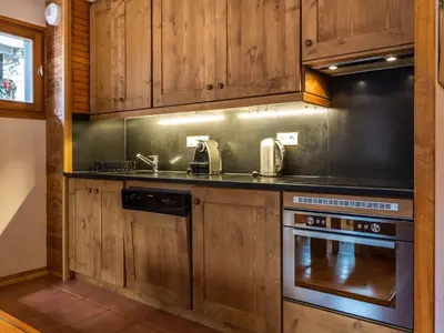 Cuisine ou kitchenette dans l'établissement Appartement skis aux pieds avec parking couvert, 4 pers. - FR-1-862-66