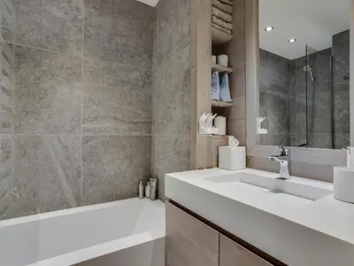 Salle de bains dans l'établissement Appartement rénové, confort moderne au pied des pistes - FR-1-862-58