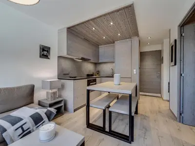Cuisine ou kitchenette dans l'établissement Appartement rénové, confort moderne au pied des pistes - FR-1-862-58