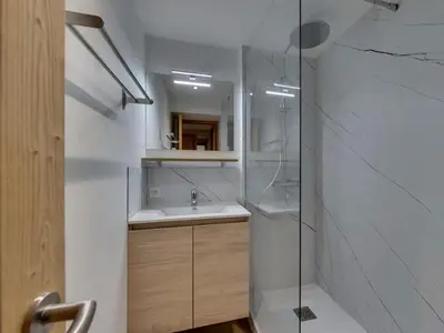 Salle de bains dans l'établissement Appartement Rénové 4 Pers. Ski aux Pieds avec Parking - FR-1-862-53