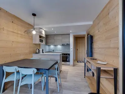 Cuisine ou kitchenette dans l'établissement Appartement Rénové 4 Pers. Ski aux Pieds avec Parking - FR-1-862-53
