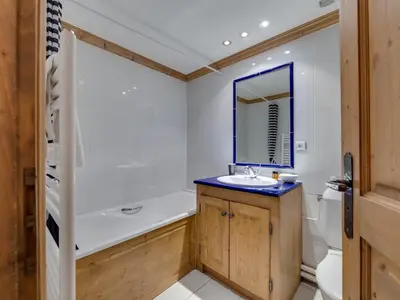 Salle de bains dans l'établissement Appartement 2 Chambres, Proche Pistes, Val-d'Isère - FR-1-862-45