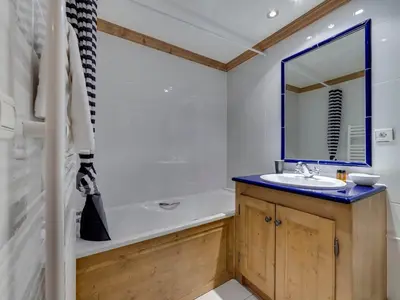 Salle de bains dans l'établissement Appartement 2 Chambres, Proche Pistes, Val-d'Isère - FR-1-862-45