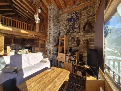 Coin salon dans l'établissement Charmant chalet 6 personnes - Montvalezan