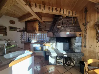 Cuisine ou kitchenette dans l'établissement Charmant chalet 6 personnes - Montvalezan