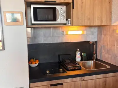 Cuisine ou kitchenette dans l'établissement Studio 4 pers, Arc 2000, balcon, fonctionnel - FR-1-346-589