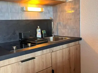 Cuisine ou kitchenette dans l'établissement Studio 4 pers, Arc 2000, balcon, fonctionnel - FR-1-346-589