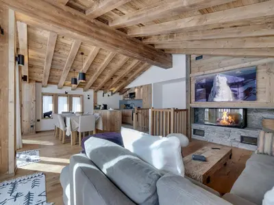 Télévision ou salle de divertissement dans l'établissement Chalet Élégant au Pied des Pistes à Val d'Isère - FR-1-567-139