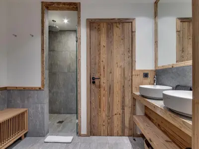 Salle de bains dans l'établissement Chalet Élégant au Pied des Pistes à Val d'Isère - FR-1-567-139