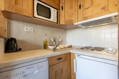 Cuisine ou kitchenette dans l'établissement Appartement central ski et commerces à pied - Val d'Isère