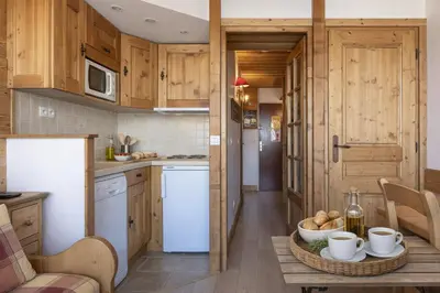 Cuisine ou kitchenette dans l'établissement Appartement central ski et commerces à pied - Val d'Isère