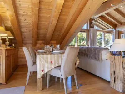 Coin salon dans l'établissement Superbe Triplex de 200 m² à Courchevel avec Parking - FR-1-864-1