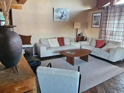 Coin salon dans l'établissement Chalet atypique 6 pers, terrasse sud-ouest, Arc 1800, parking, wifi - FR-1-346-596