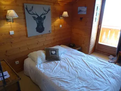 Un ou plusieurs lits dans un hébergement de l'établissement Chalet charmant 5 chambres, 10 pers, Vallandry - FR-1-411-1017