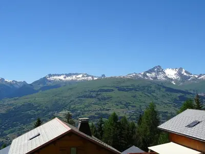 Vue générale sur la montagne ou vue sur la montagne depuis le chalet