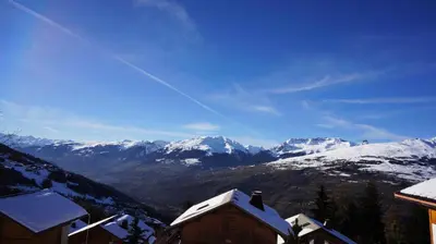 Vue générale sur la montagne ou vue sur la montagne depuis le chalet