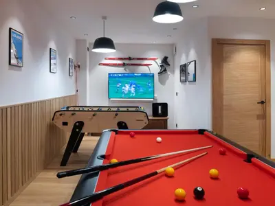 Billard dans l'établissement Chalet de luxe aux Arcs 1800 avec piscine intérieure et home cinéma - FR-1-866-7