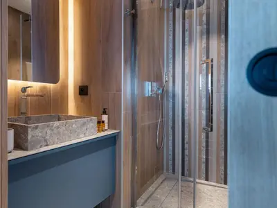 Salle de bains dans l'établissement Chalet de luxe aux Arcs 1800 avec piscine intérieure et home cinéma - FR-1-866-7