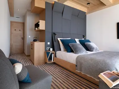 Un ou plusieurs lits dans un hébergement de l'établissement Chalet spacieux à Arc 1800 avec piscine intérieure et sauna - FR-1-866-3