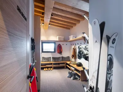 Télévision ou salle de divertissement dans l'établissement Chalet spacieux à Arc 1800 avec piscine intérieure et sauna - FR-1-866-3
