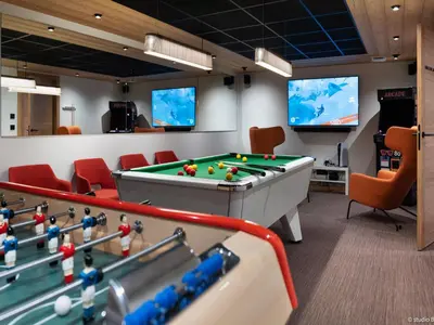 Salle de jeux dans l'établissement Chalet spacieux à Arc 1800 avec piscine intérieure et sauna - FR-1-866-3