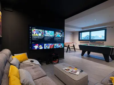 Télévision ou salle de divertissement dans l'établissement Chalet de luxe aux Arcs 1800 avec espace bien-être - FR-1-866-14