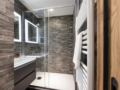 Salle de bains dans l'établissement Appartement rénové 4 pers, au pied des pistes Val-d'Isère - FR-1-862-37