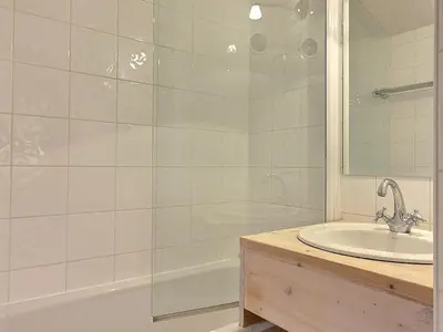 Salle de bains dans l'établissement Spacieux duplex 8 pers au pied des pistes à Belle Plagne - FR-1-455-285