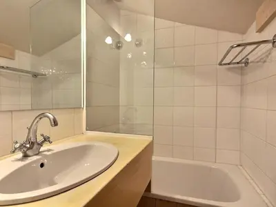 Salle de bains dans l'établissement Spacieux duplex 8 pers au pied des pistes à Belle Plagne - FR-1-455-285
