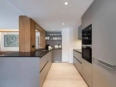 Cuisine ou kitchenette dans l'établissement Duplex alpin 120 m², 4 chambres, cheminée à Val d'Isère - FR-1-567-146