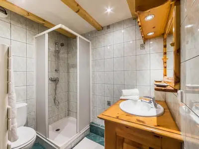 Salle de bains dans l'établissement Chalet spacieux duplex au cœur du Vieux Village, proche des pistes - FR-1-862-4