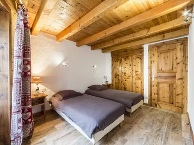Un ou plusieurs lits dans un hébergement de l'établissement Chalet spacieux duplex au cœur du Vieux Village, proche des pistes - FR-1-862-4