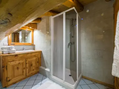 Salle de bains dans l'établissement Chalet spacieux duplex au cœur du Vieux Village, proche des pistes - FR-1-862-4