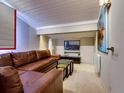 Télévision ou salle de divertissement dans l'établissement Duplex spacieux jusqu'à 10 pers, hammam, parking, proche pistes - FR-1-862-7