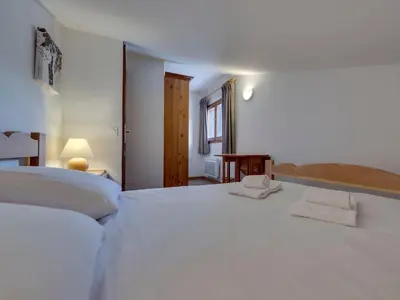 Un ou plusieurs lits dans un hébergement de l'établissement Appartement ski aux pieds, 3 chambres, balcon, parking inclus - FR-1-862-6