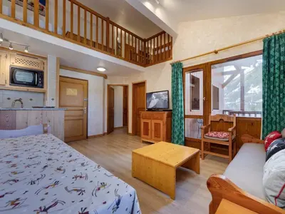 Télévision ou salle de divertissement dans l'établissement Appartement ski aux pieds, 3 chambres, balcon, parking inclus - FR-1-862-6