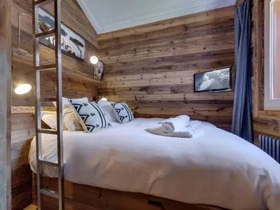 Un ou plusieurs lits dans un hébergement de l'établissement Chalet de charme 3 chambres à Val-d'Isère, proche centre et pistes - FR-1-862-8