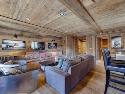 Coin salon dans l'établissement Chalet de charme 3 chambres à Val-d'Isère, proche centre et pistes - FR-1-862-8