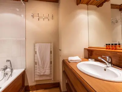 Salle de bains dans l'établissement Appartement spacieux au cœur de Val-d'Isère pour 6 pers - FR-1-862-20