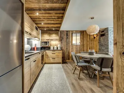 Cuisine ou kitchenette dans l'établissement Appartement rénové près des pistes avec parking inclus - FR-1-862-15