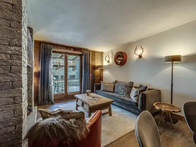 Coin salon dans l'établissement Appartement rénové près des pistes avec parking inclus - FR-1-862-15