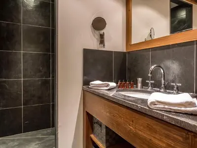 Salle de bains dans l'établissement Appartement calme au centre, 4 pers, balcon, parking, Val d'Isère - FR-1-862-52