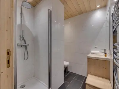 Salle de bains dans l'établissement Duplex rénové à Val-d'Isère, confortable, 7 pers. - FR-1-862-16