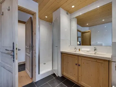 Salle de bains dans l'établissement Duplex rénové à Val-d'Isère, confortable, 7 pers. - FR-1-862-16